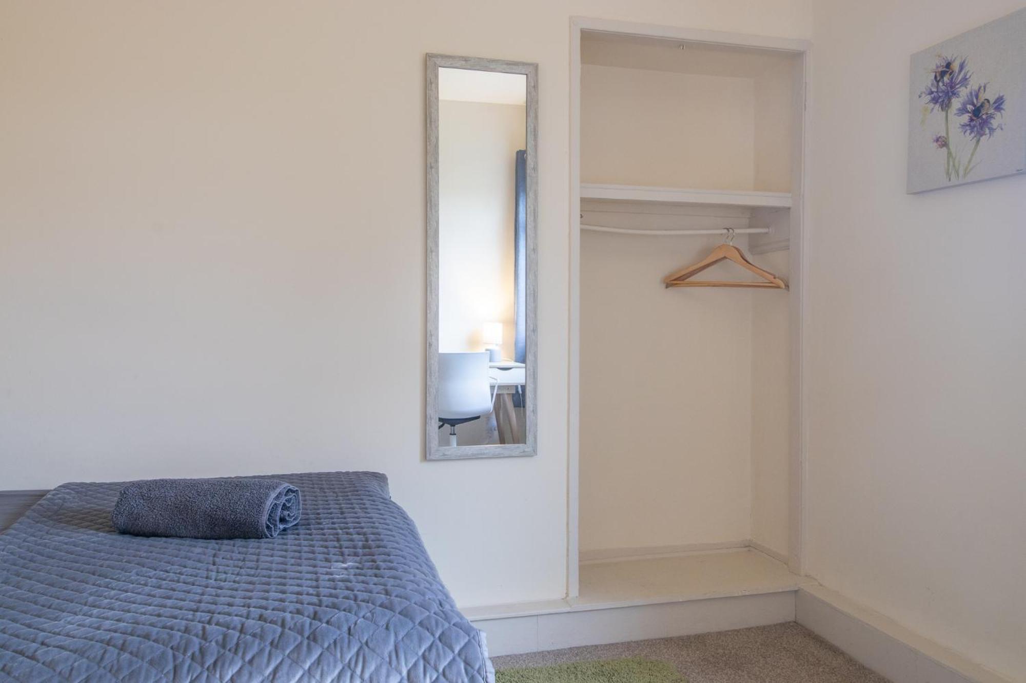 Large 3 Bed, Great For Contractors, With Private Parking