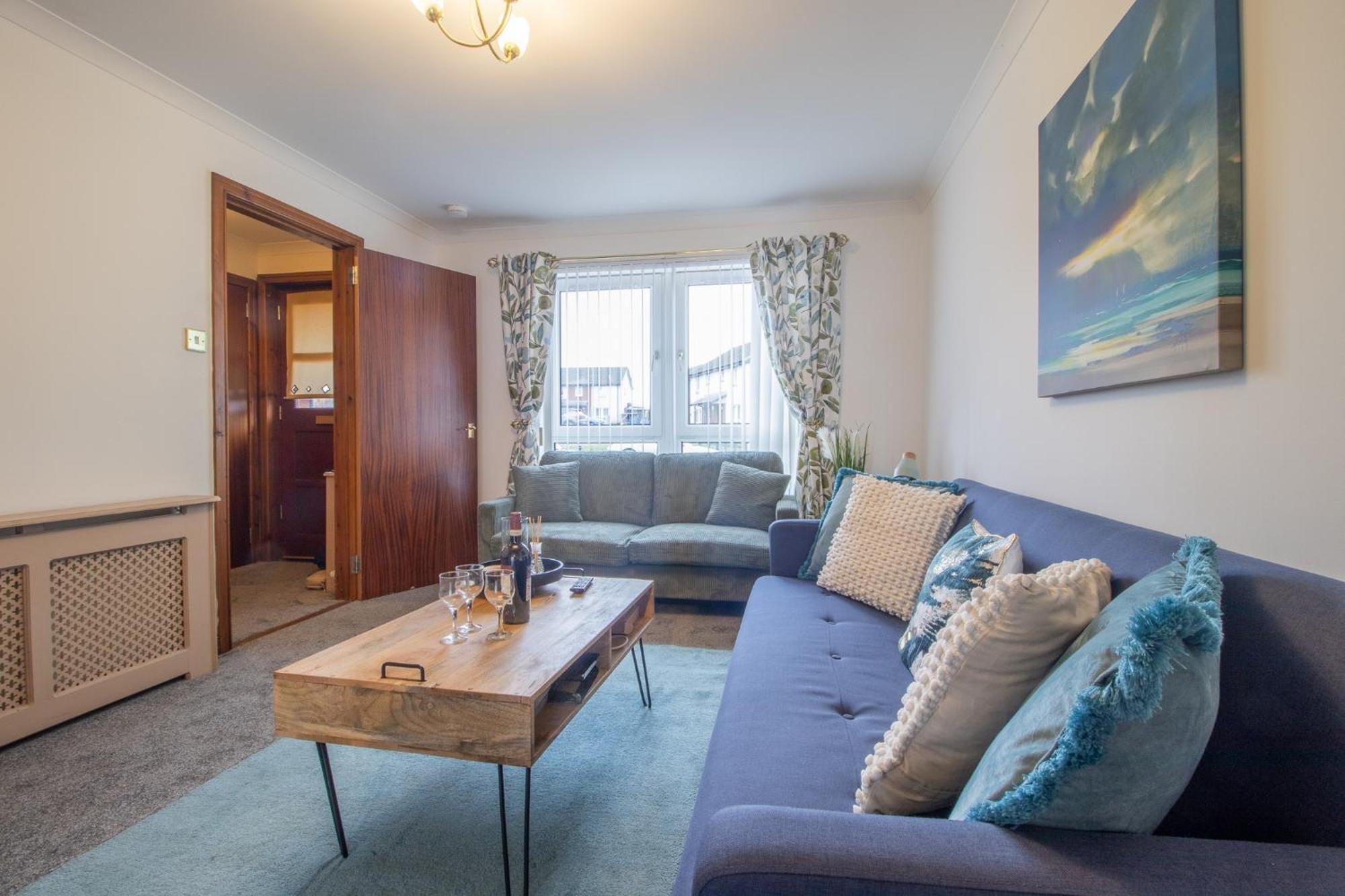 Glasgow, Spacious, 2 Bed With Parking Holiday home *