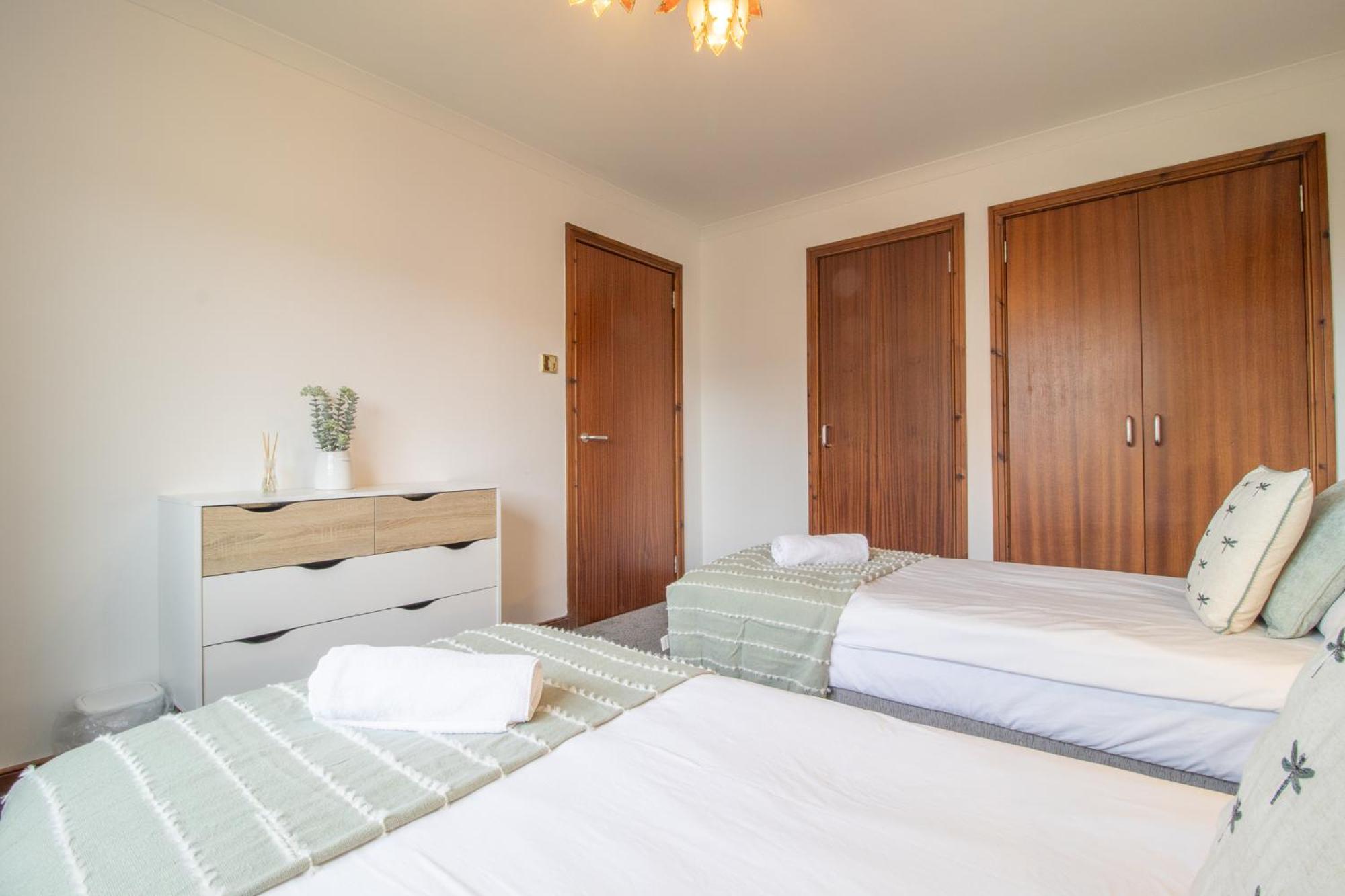 Glasgow, Spacious, 2 Bed With Parking Holiday home