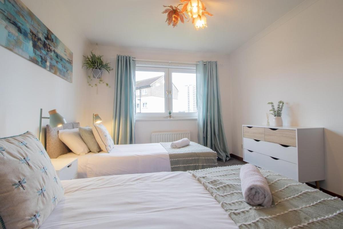 Glasgow, Spacious, 2 Bed With Parking Holiday home Glasgow