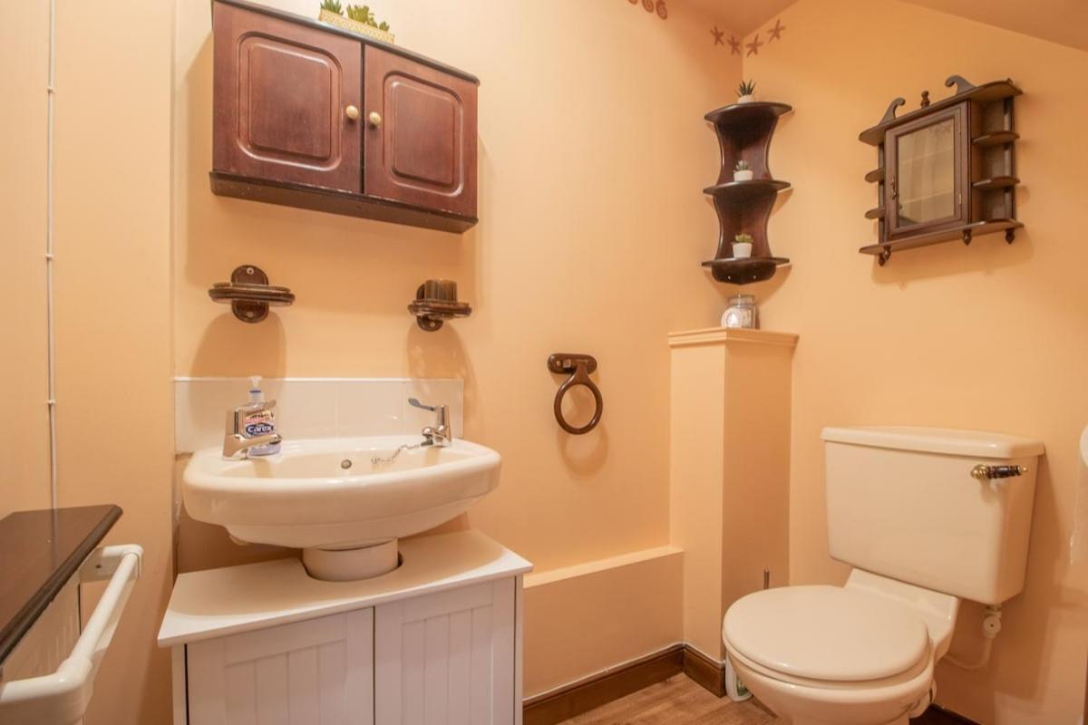 Glasgow, Spacious, 2 Bed With Parking Holiday home