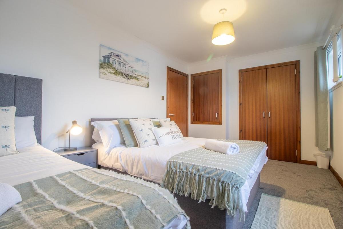 Glasgow, Spacious, 2 Bed With Parking Holiday home