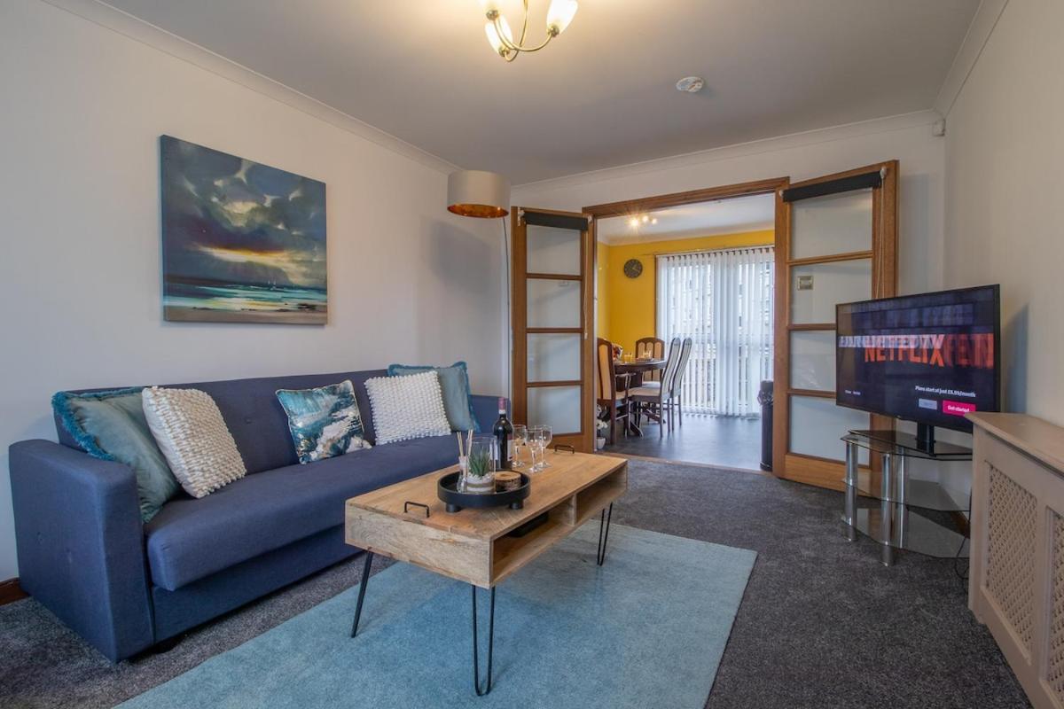 Glasgow, Spacious, 2 Bed With Parking Holiday home *