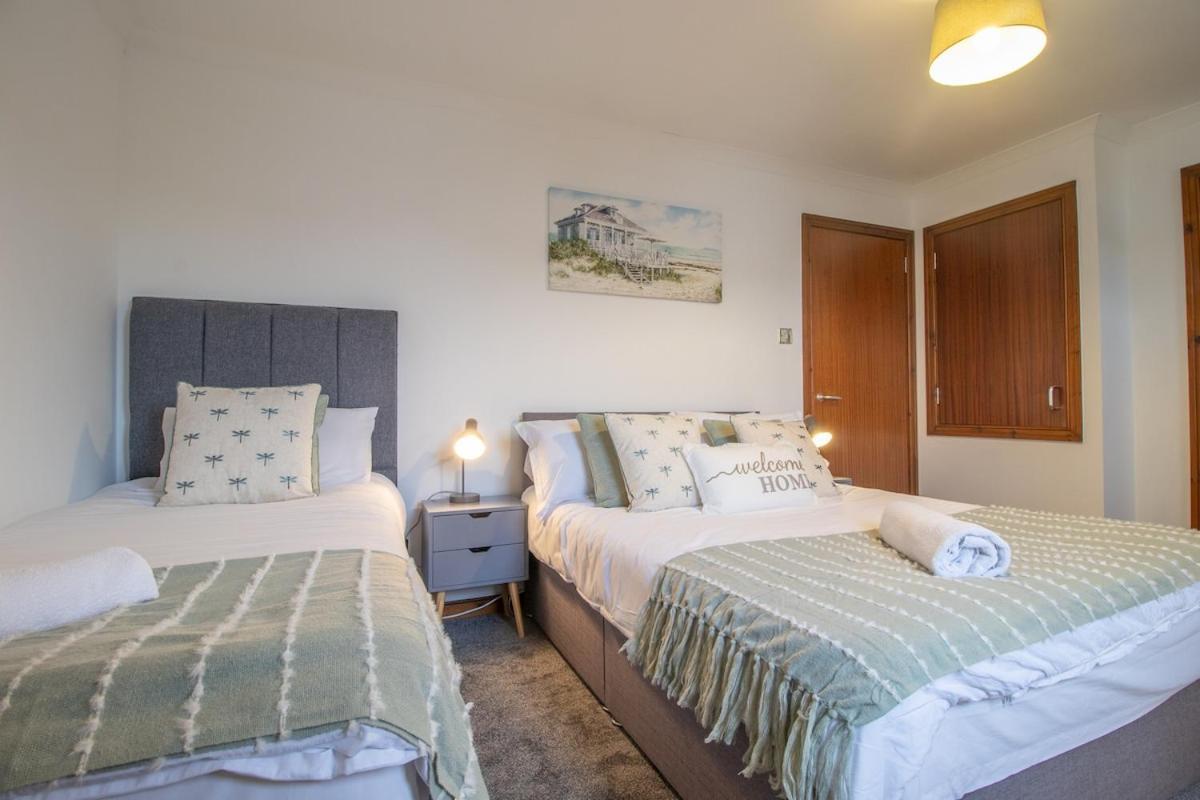 Glasgow, Spacious, 2 Bed With Parking Holiday home