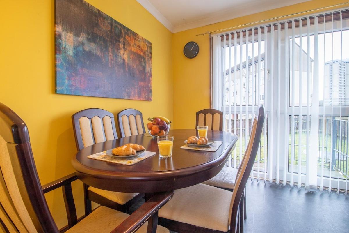 Glasgow, Spacious, 2 Bed With Parking Holiday home Glasgow