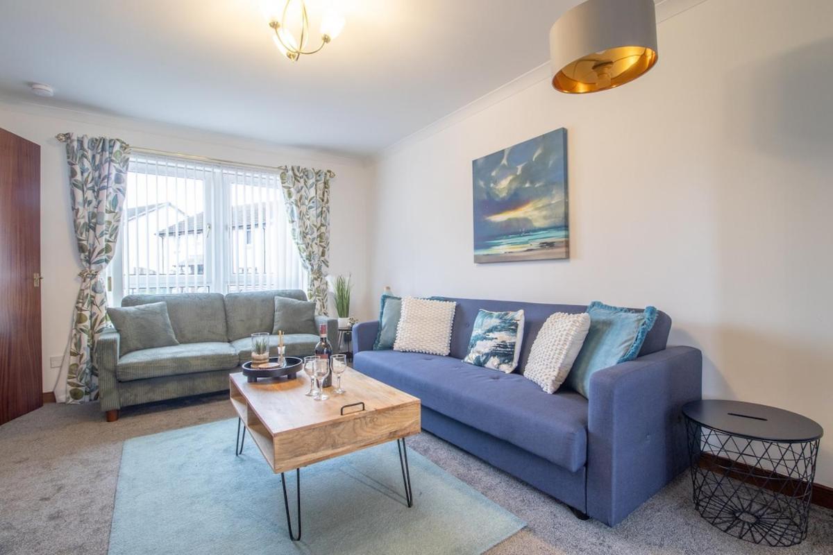 Glasgow, Spacious, 2 Bed With Parking Holiday home *