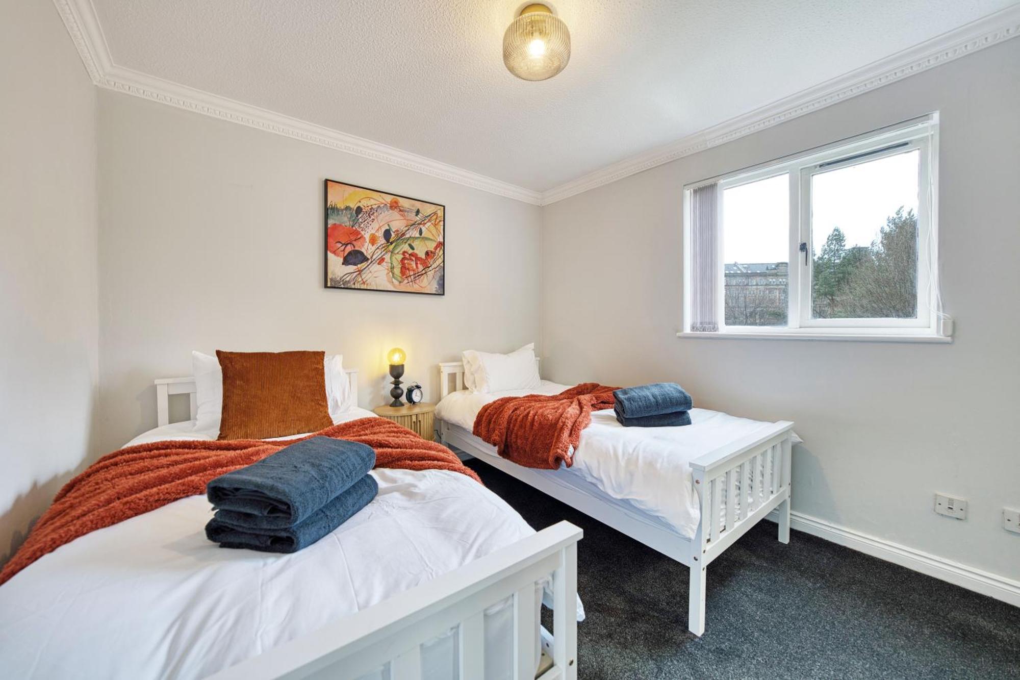 Spacious 5-bed Riverside With Free Parking Apartment