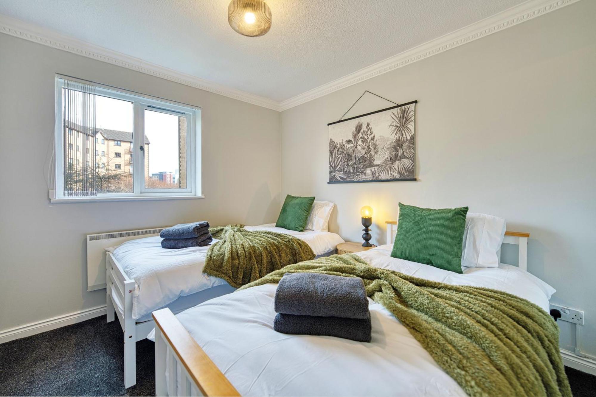 Apartment Spacious 5-bed Riverside With Free Parking