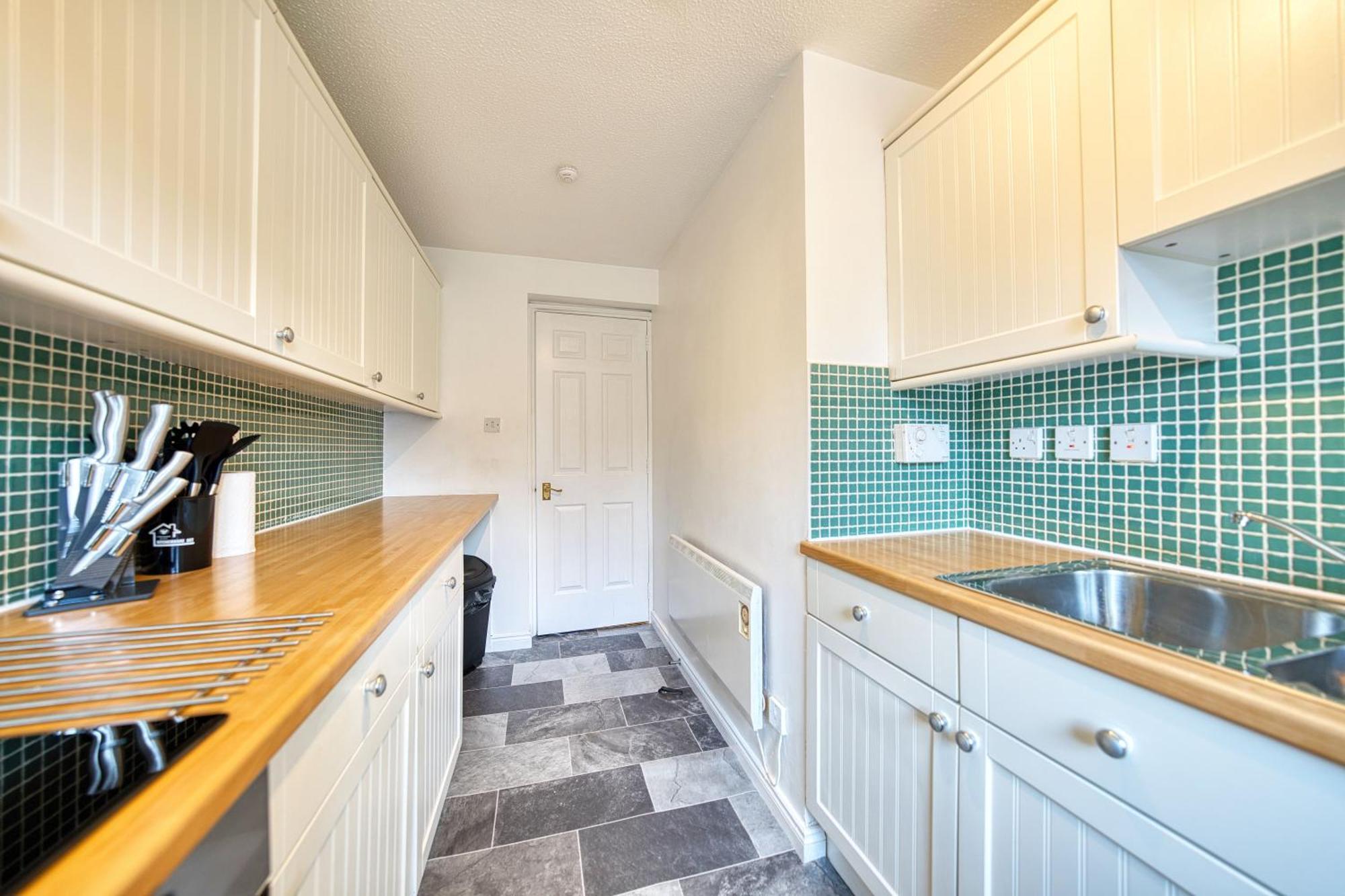 Apartment Spacious 5-bed Riverside With Free Parking