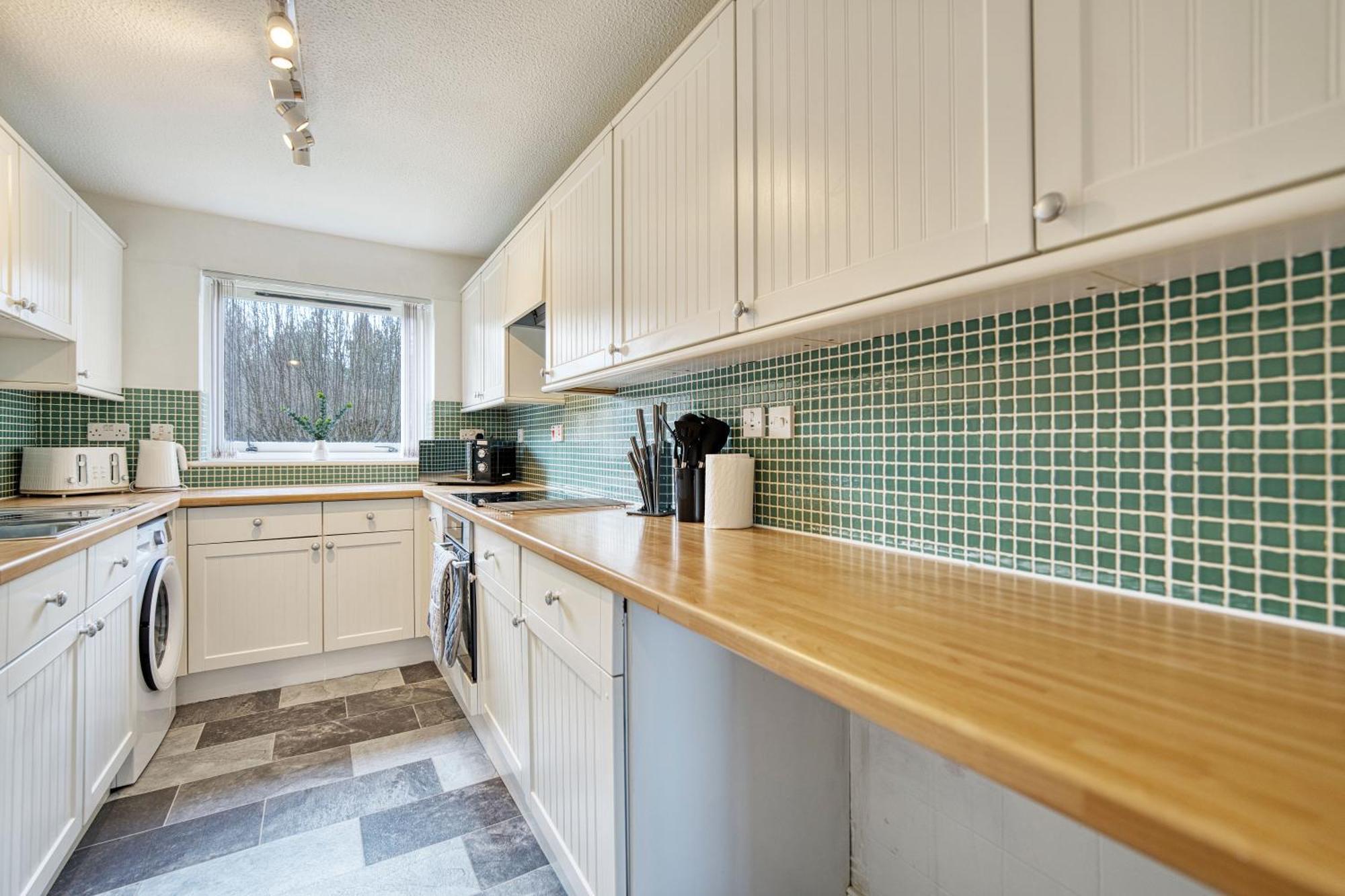 Apartment Spacious 5-bed Riverside With Free Parking *
