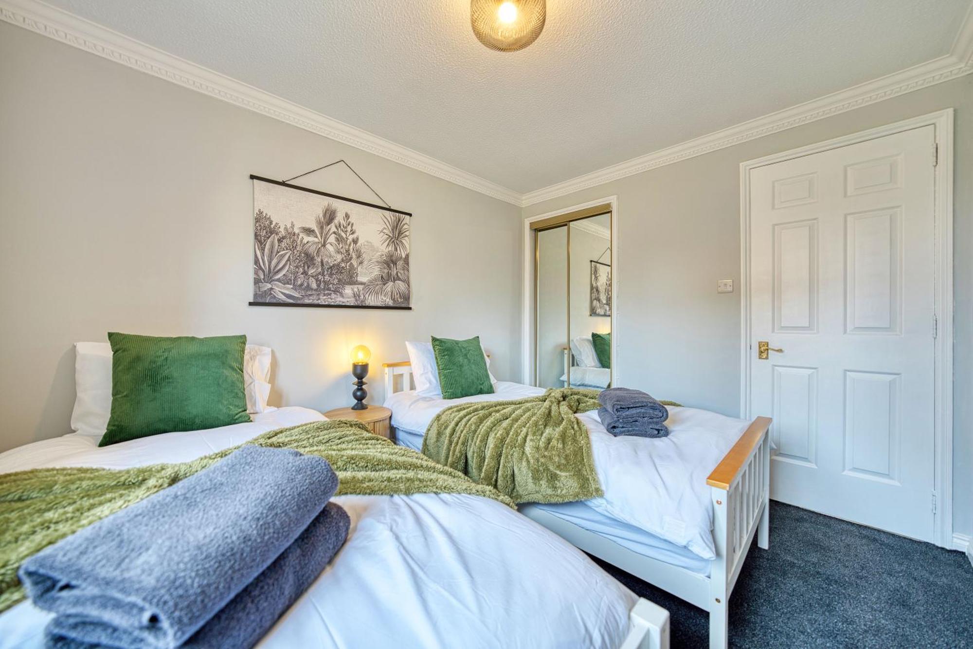 Spacious 5-bed Riverside With Free Parking Glasgow