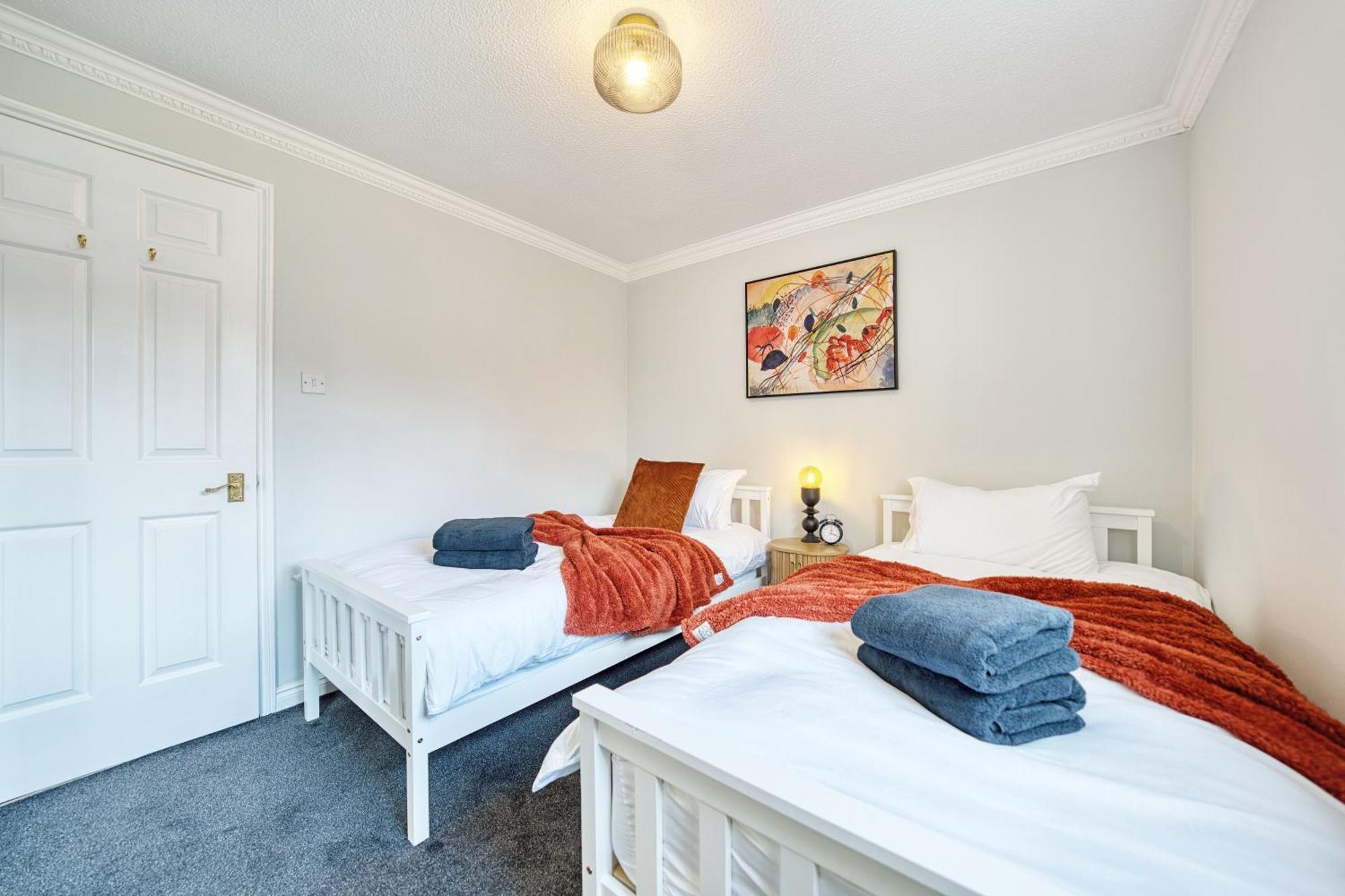 Apartment Spacious 5-bed Riverside With Free Parking