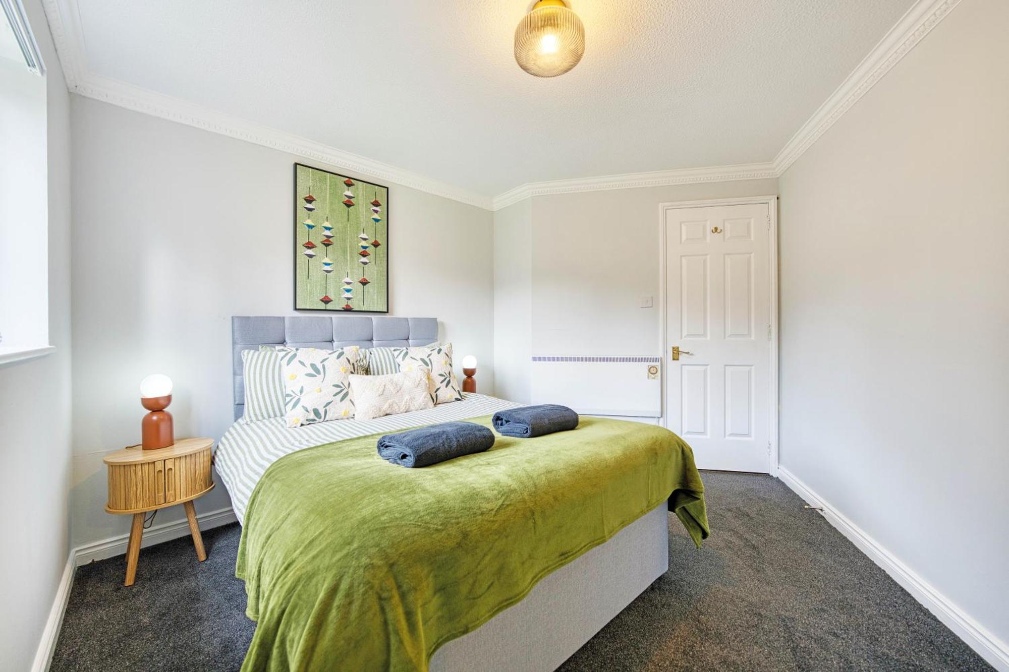 Spacious 5-bed Riverside With Free Parking Apartment Glasgow