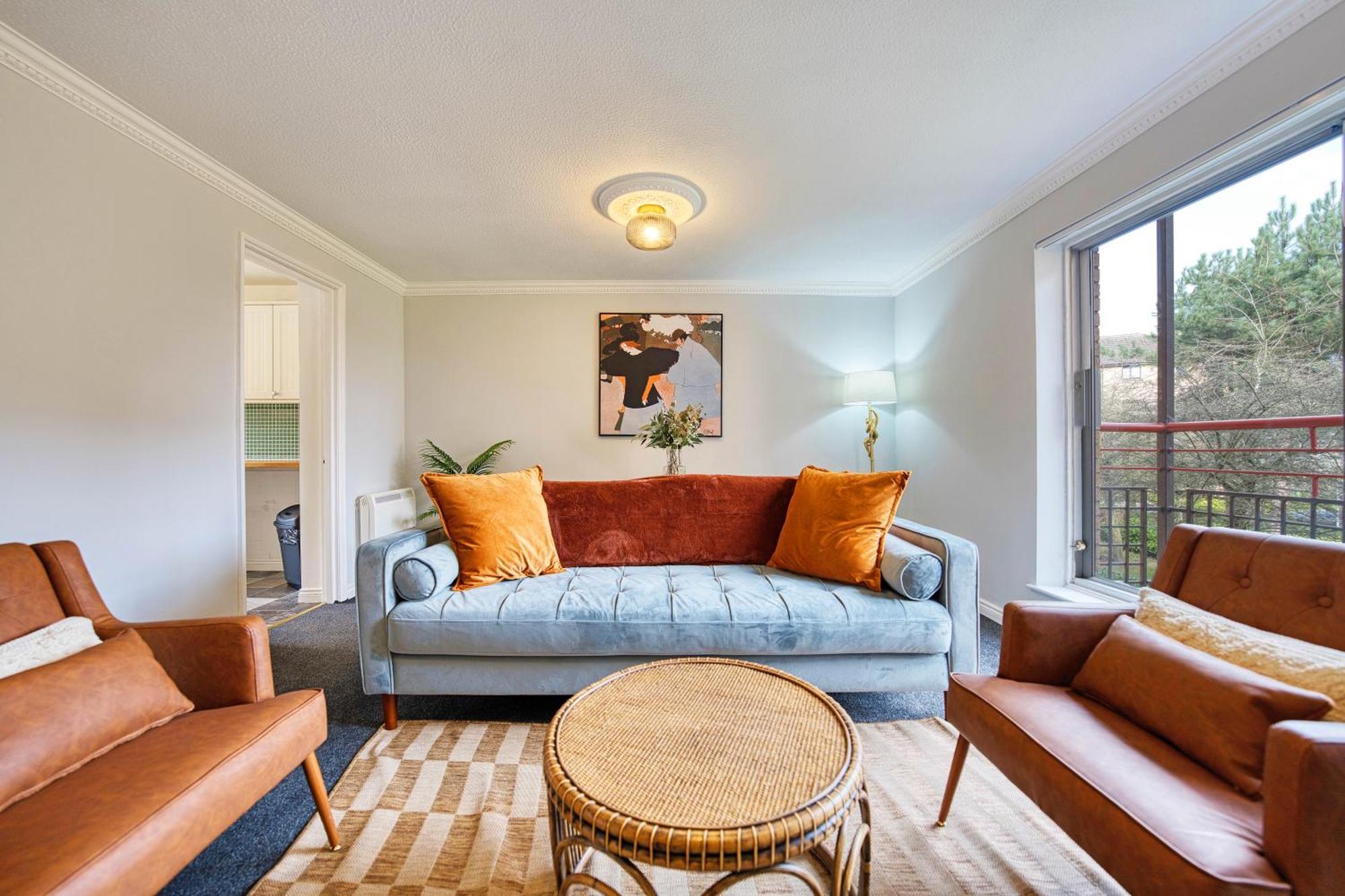Spacious 5-bed Riverside With Free Parking