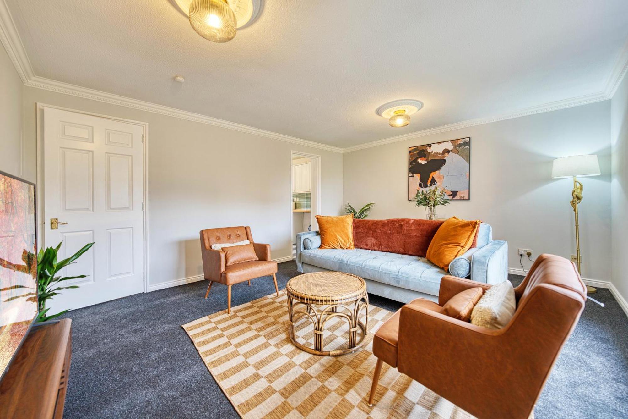 Spacious 5-bed Riverside With Free Parking Apartment *