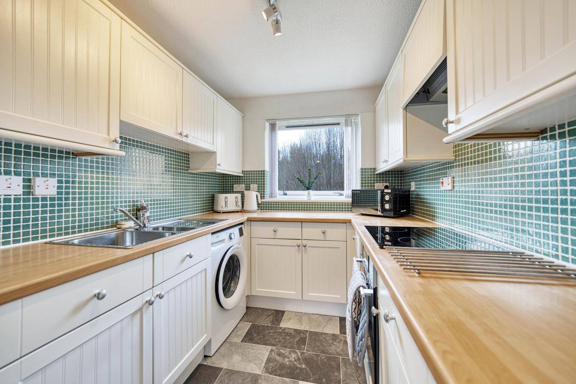 Spacious 5-bed Riverside With Free Parking