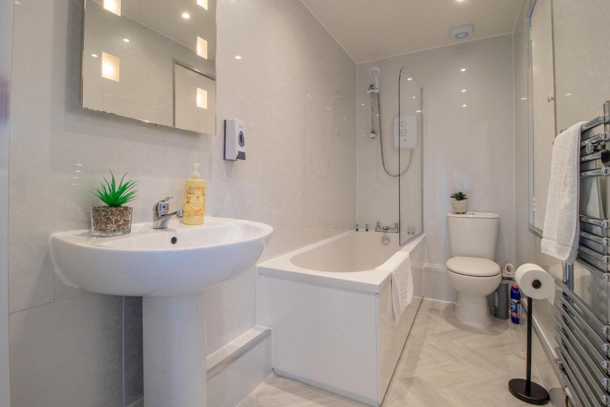 Apartment Glasgow, 2 Bed House With Parking