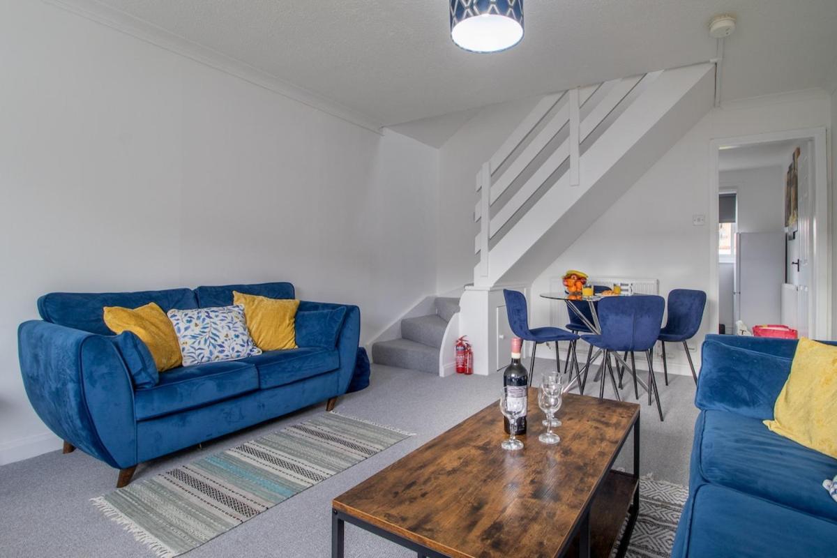 Glasgow, 2 Bed House With Parking Glasgow
