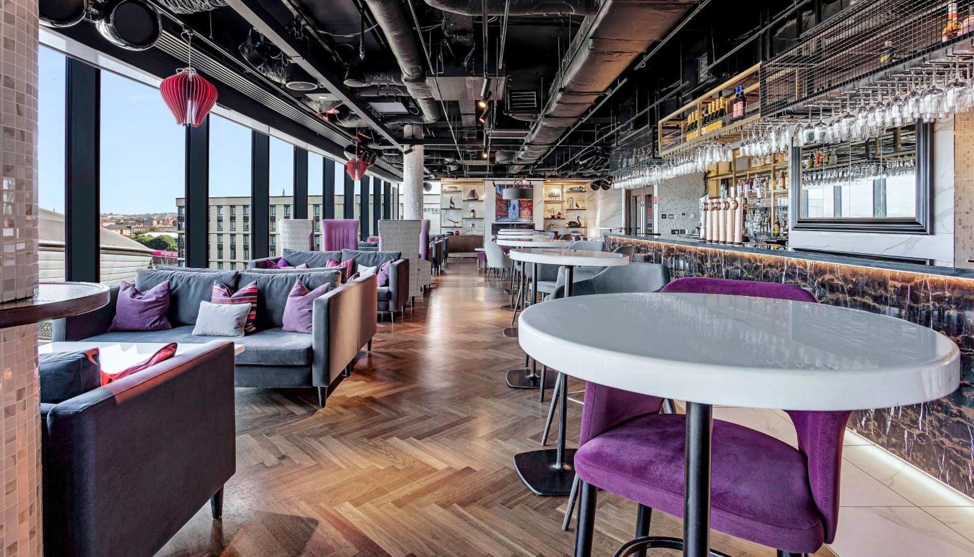 Radisson Red Hotel, Hotel