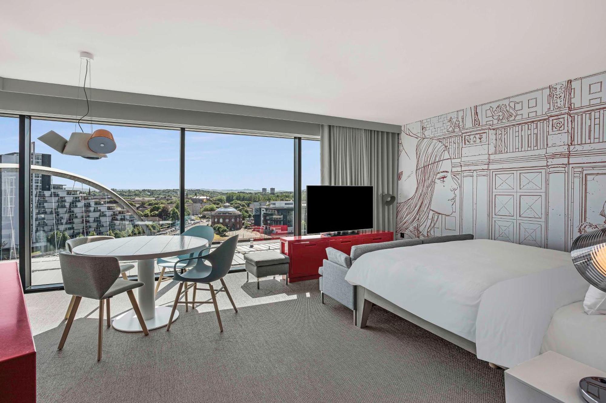 Radisson Red Hotel, Hotel
