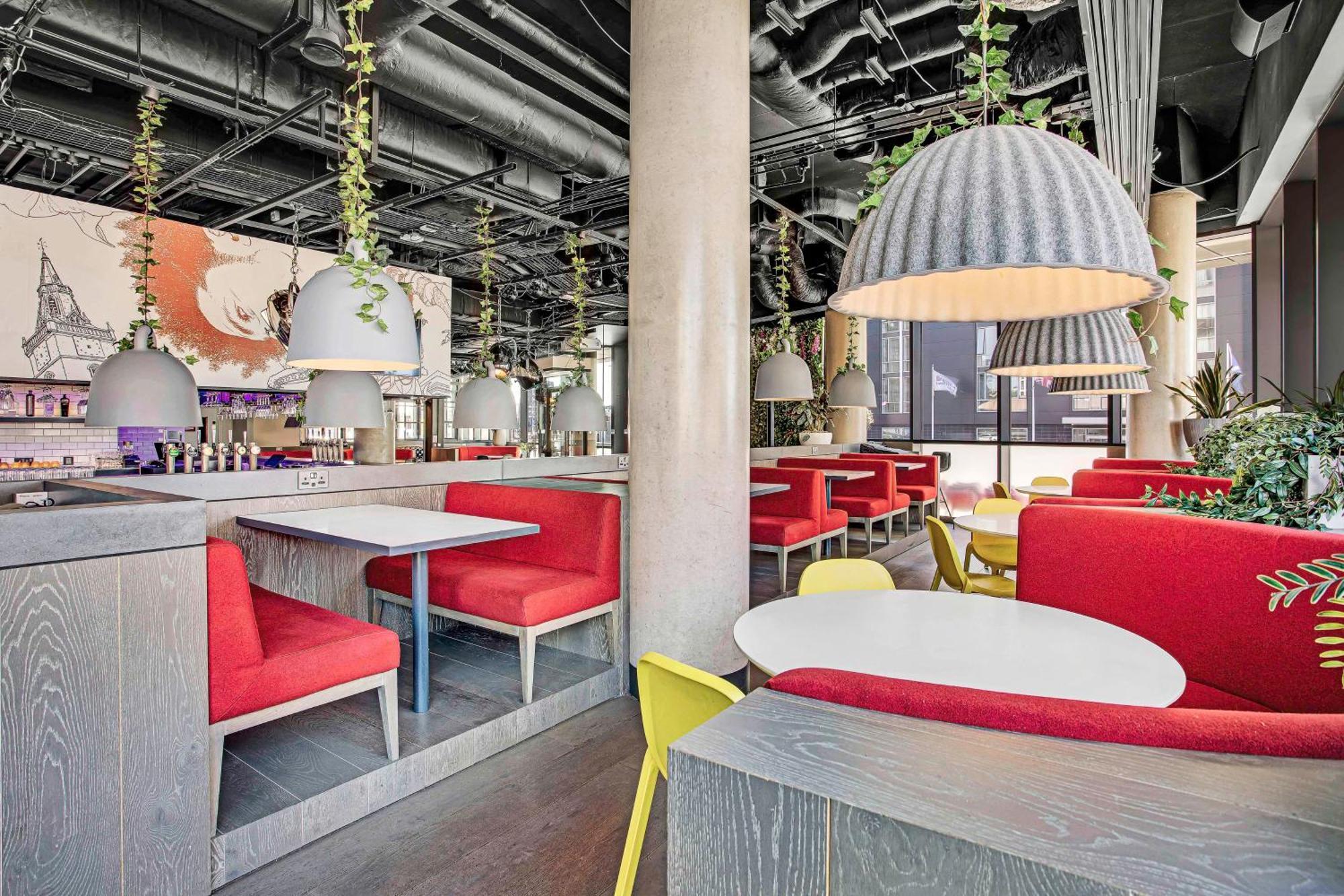 Hotel Radisson Red Hotel, 4*