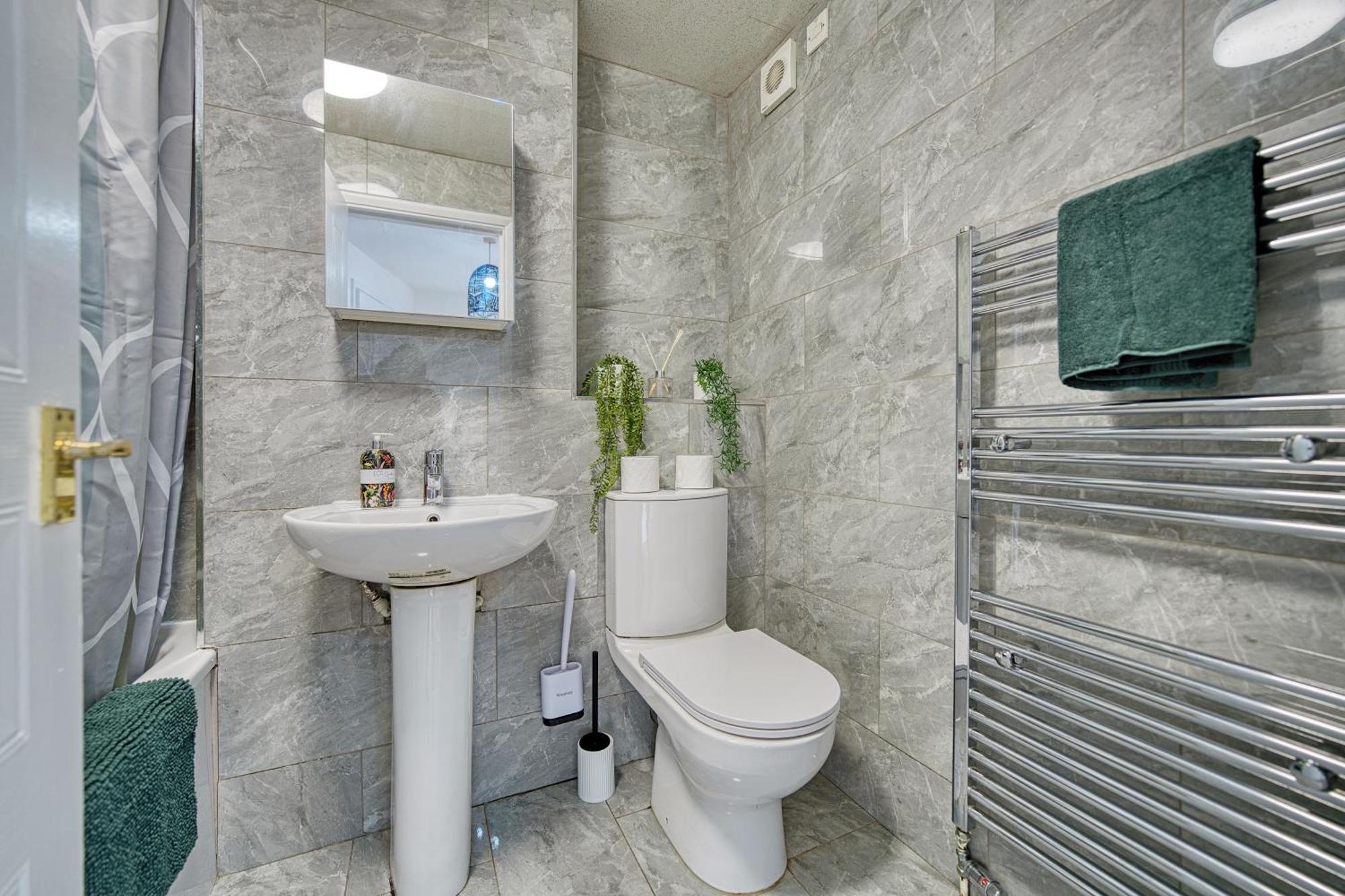 Apartment 2 Bedroom Gardens Retreat With Free Parking *