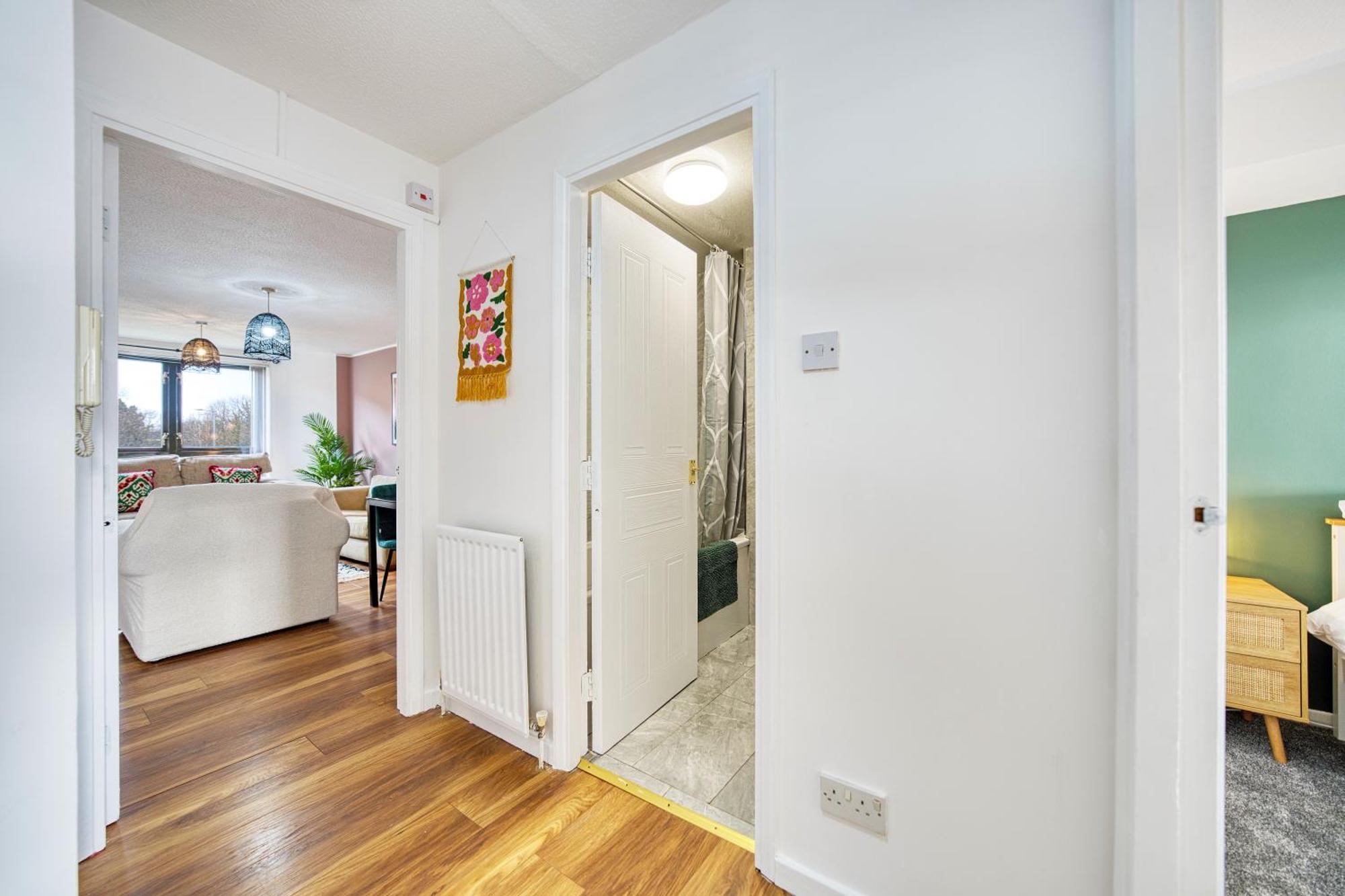 2 Bedroom Gardens Retreat With Free Parking