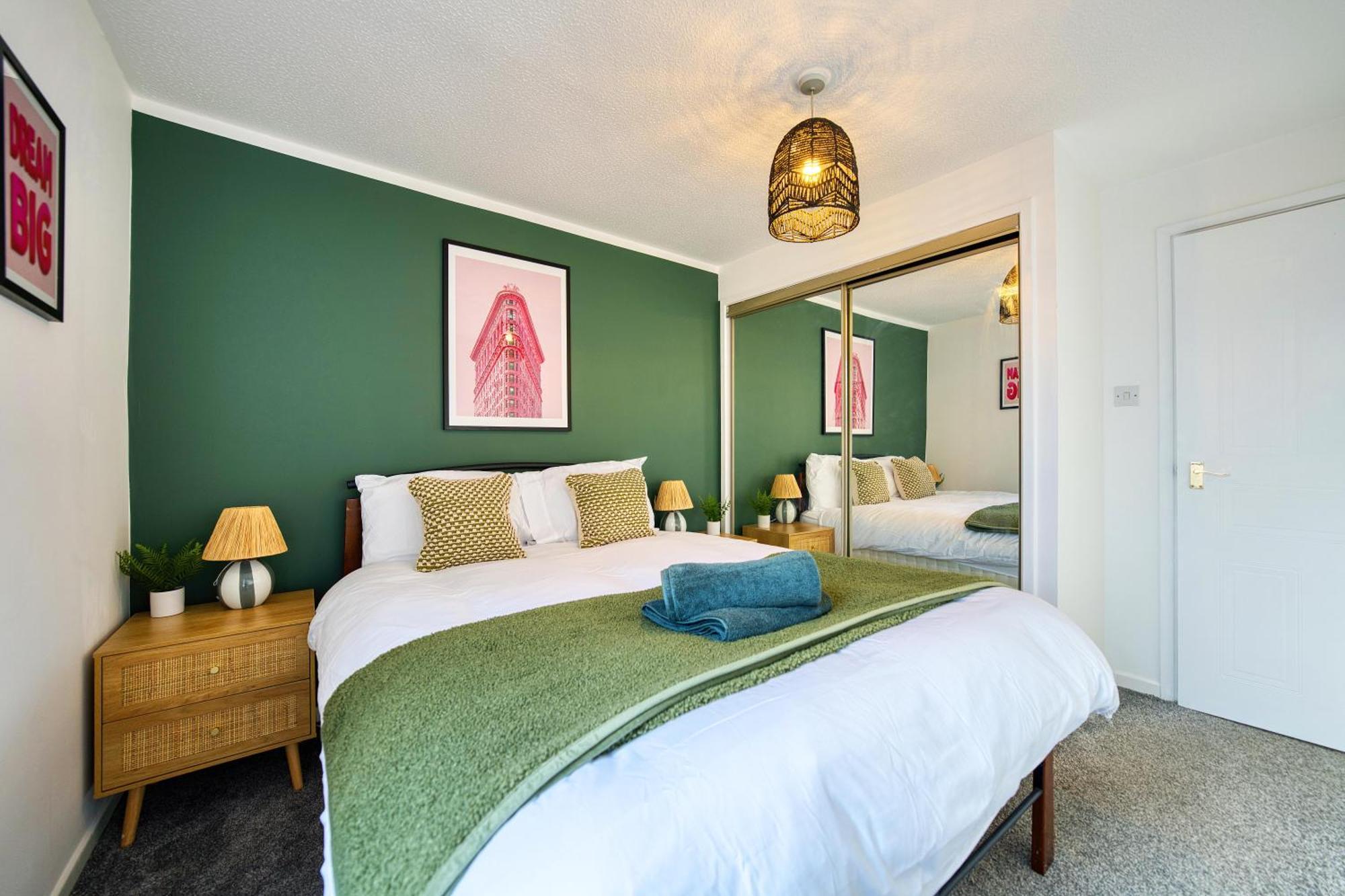 Apartment 2 Bedroom Gardens Retreat With Free Parking *