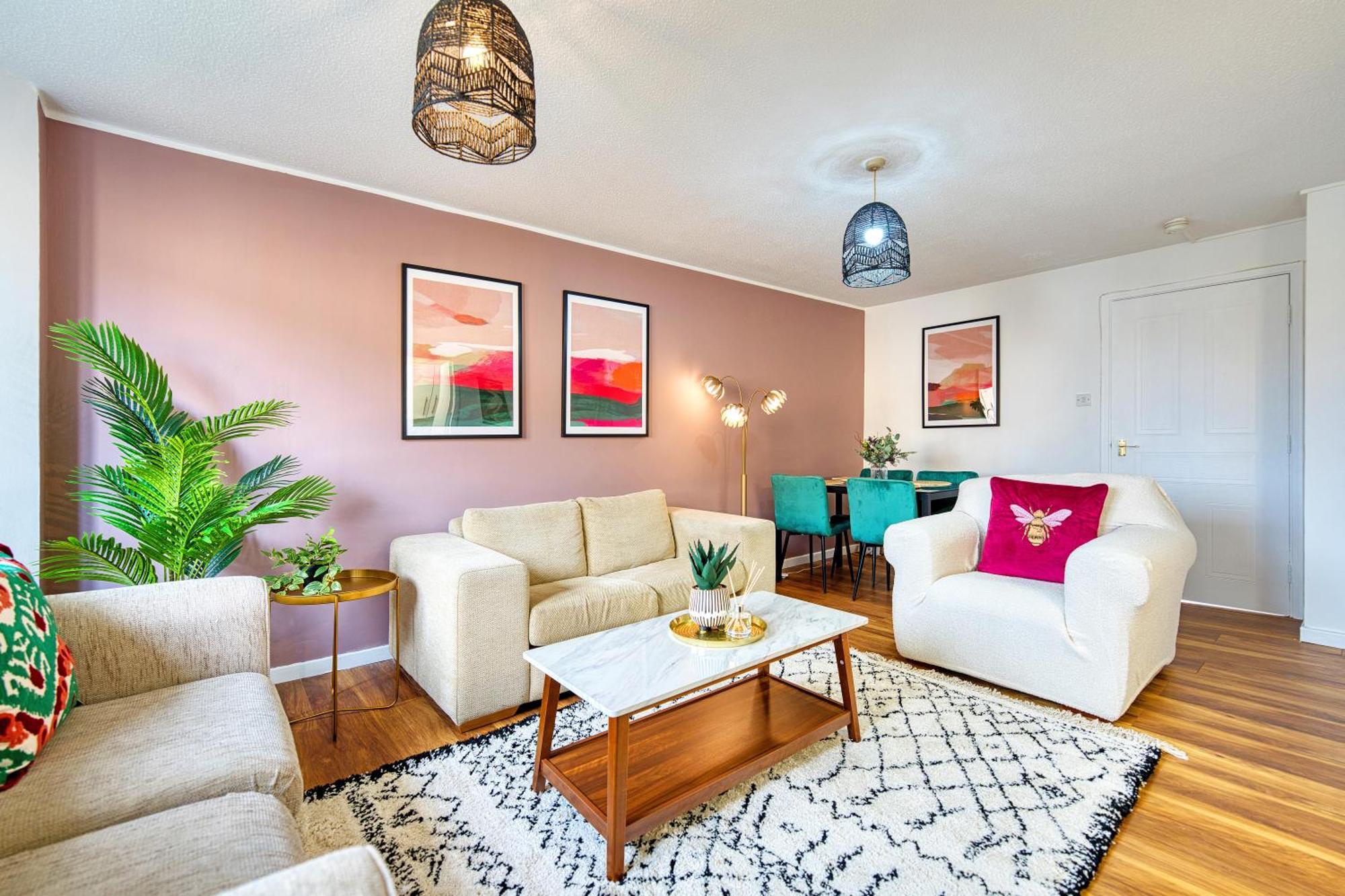 2 Bedroom Gardens Retreat With Free Parking Glasgow