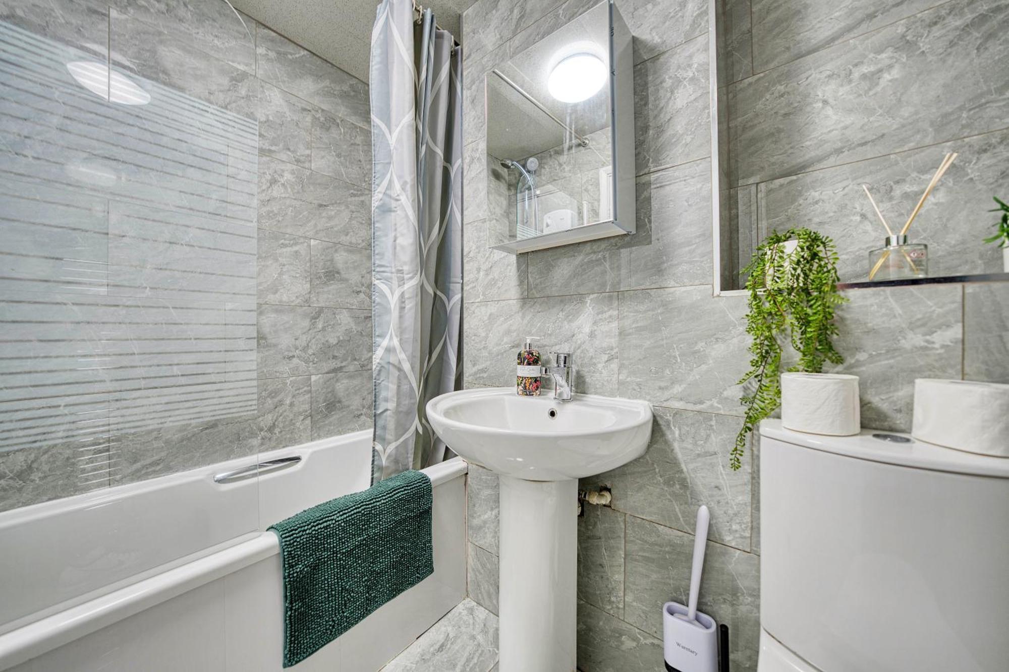 2 Bedroom Gardens Retreat With Free Parking Apartment