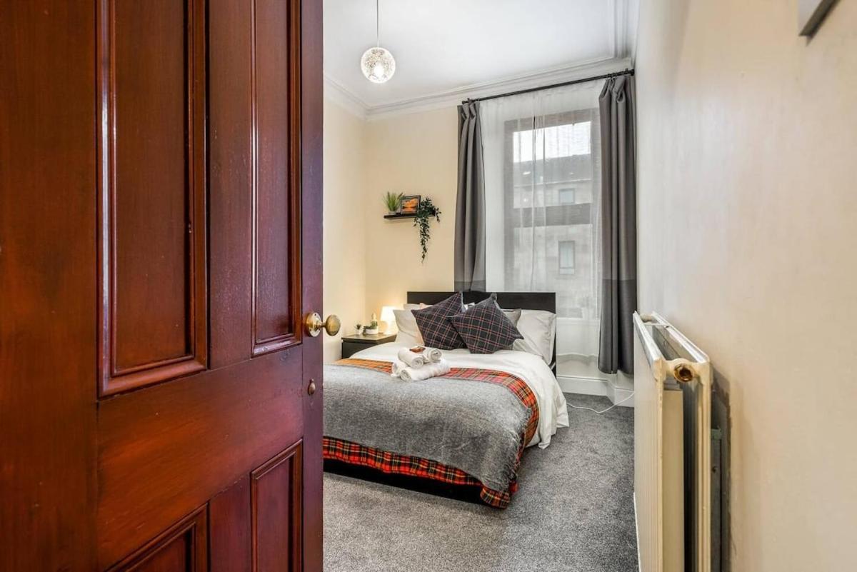 Cheerful 1 Bedroom Homely Apartment, Sleeps 4 Guest Comfy, 1 X Double Bed, 1 X Sofa Bed, Parking, Free Wifi, Suitable For Business, Leisure Guest,glasgow, West End, Near Centre Apartment Glasgow