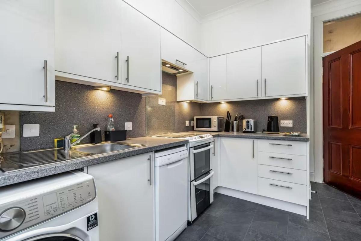 Apartment Cheerful 1 Bedroom Homely Apartment, Sleeps 4 Guest Comfy, 1 X Double Bed, 1 X Sofa Bed, Parking, Free Wifi, Suitable For Business, Leisure Guest,glasgow, West End, Near Centre Glasgow