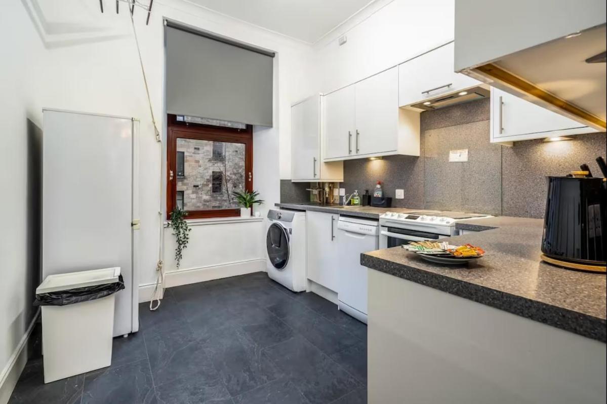 Cheerful 1 Bedroom Homely Apartment, Sleeps 4 Guest Comfy, 1 X Double Bed, 1 X Sofa Bed, Parking, Free Wifi, Suitable For Business, Leisure Guest,glasgow, West End, Near Centre *