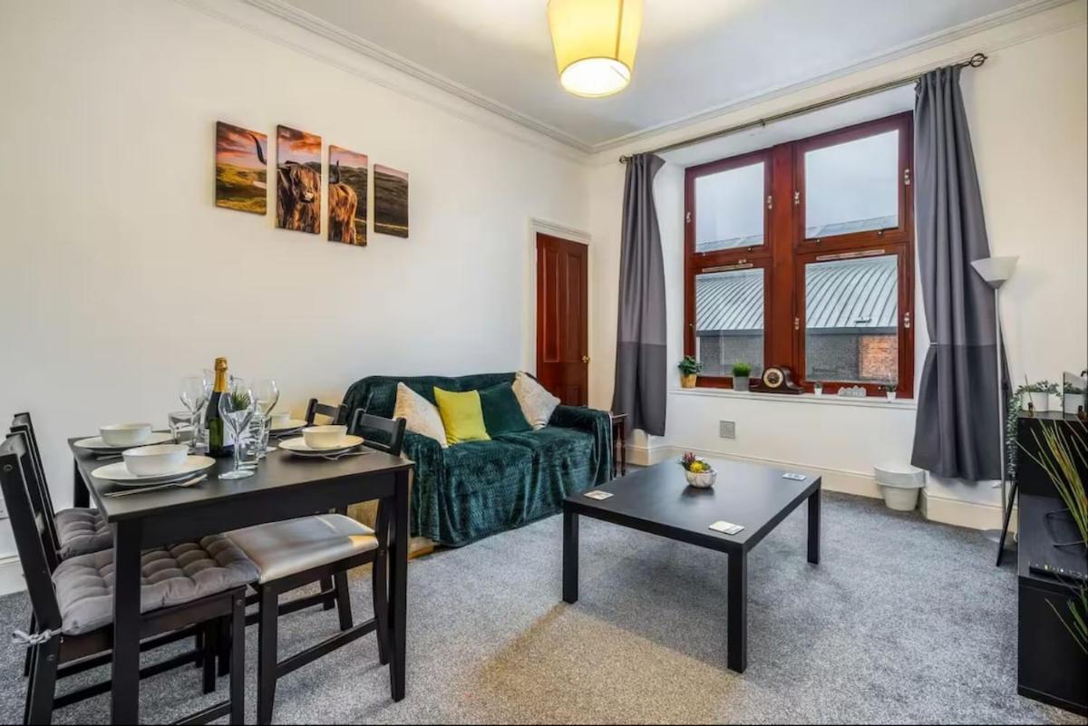 Cheerful 1 Bedroom Homely Apartment, Sleeps 4 Guest Comfy, 1 X Double Bed, 1 X Sofa Bed, Parking, Free Wifi, Suitable For Business, Leisure Guest,glasgow, West End, Near Centre Glasgow