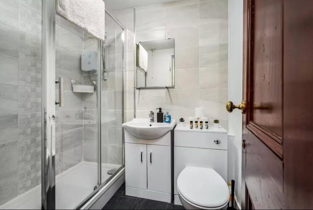 Cheerful 1 Bedroom Homely Apartment, Sleeps 4 Guest Comfy, 1 X Double Bed, 1 X Sofa Bed, Parking, Free Wifi, Suitable For Business, Leisure Guest,glasgow, West End, Near Centre Apartment *