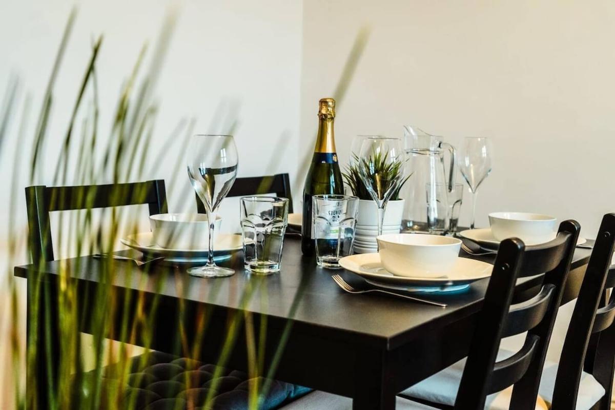 Cheerful 1 Bedroom Homely Apartment, Sleeps 4 Guest Comfy, 1 X Double Bed, 1 X Sofa Bed, Parking, Free Wifi, Suitable For Business, Leisure Guest,glasgow, West End, Near Centre Apartment