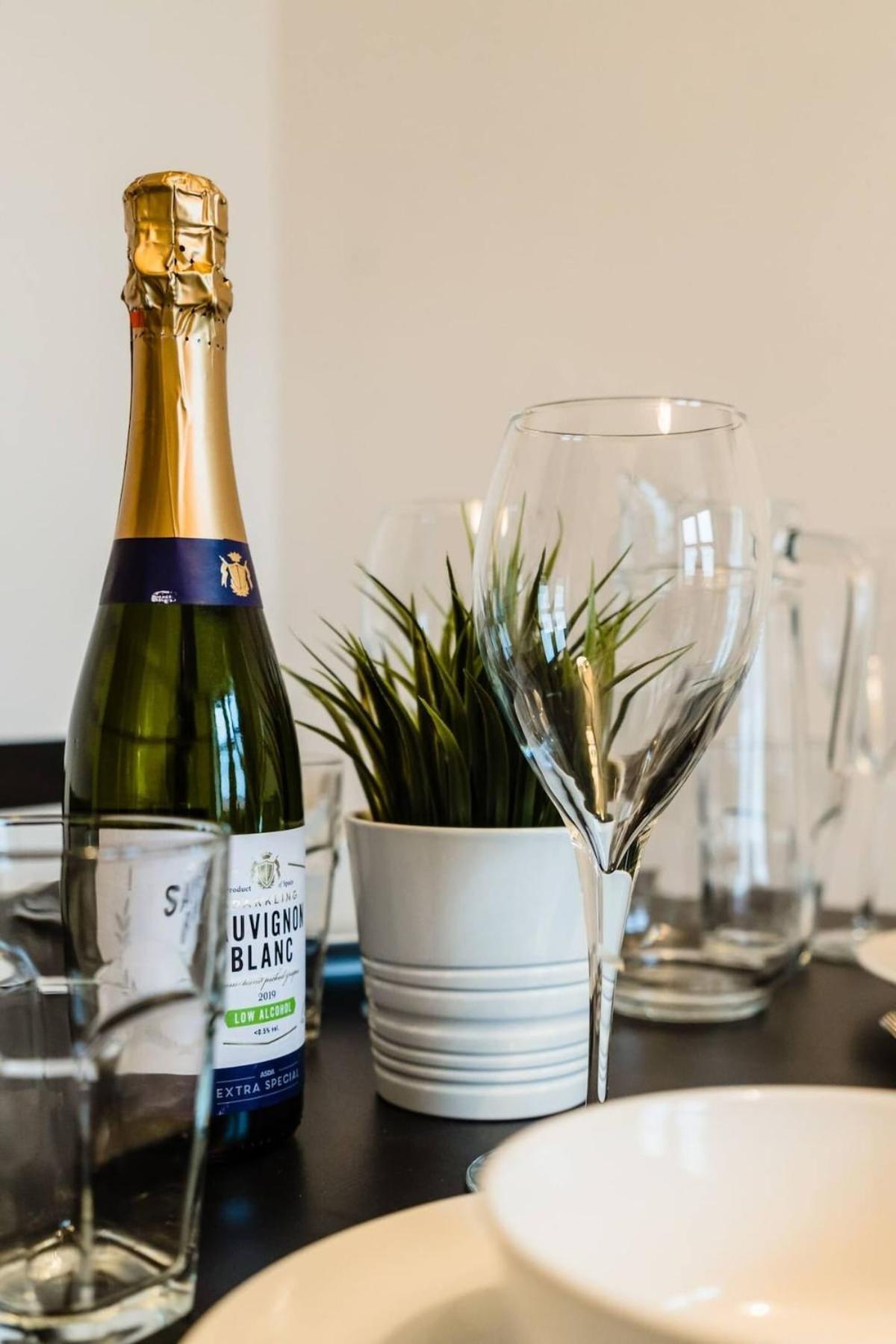 Apartment Cheerful 1 Bedroom Homely Apartment, Sleeps 4 Guest Comfy, 1 X Double Bed, 1 X Sofa Bed, Parking, Free Wifi, Suitable For Business, Leisure Guest,glasgow, West End, Near Centre *