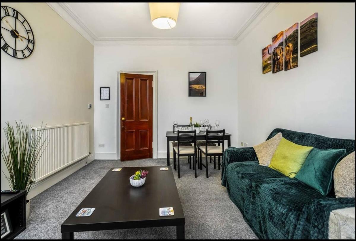 Cheerful 1 Bedroom Homely Apartment, Sleeps 4 Guest Comfy, 1 X Double Bed, 1 X Sofa Bed, Parking, Free Wifi, Suitable For Business, Leisure Guest,glasgow, West End, Near Centre Glasgow