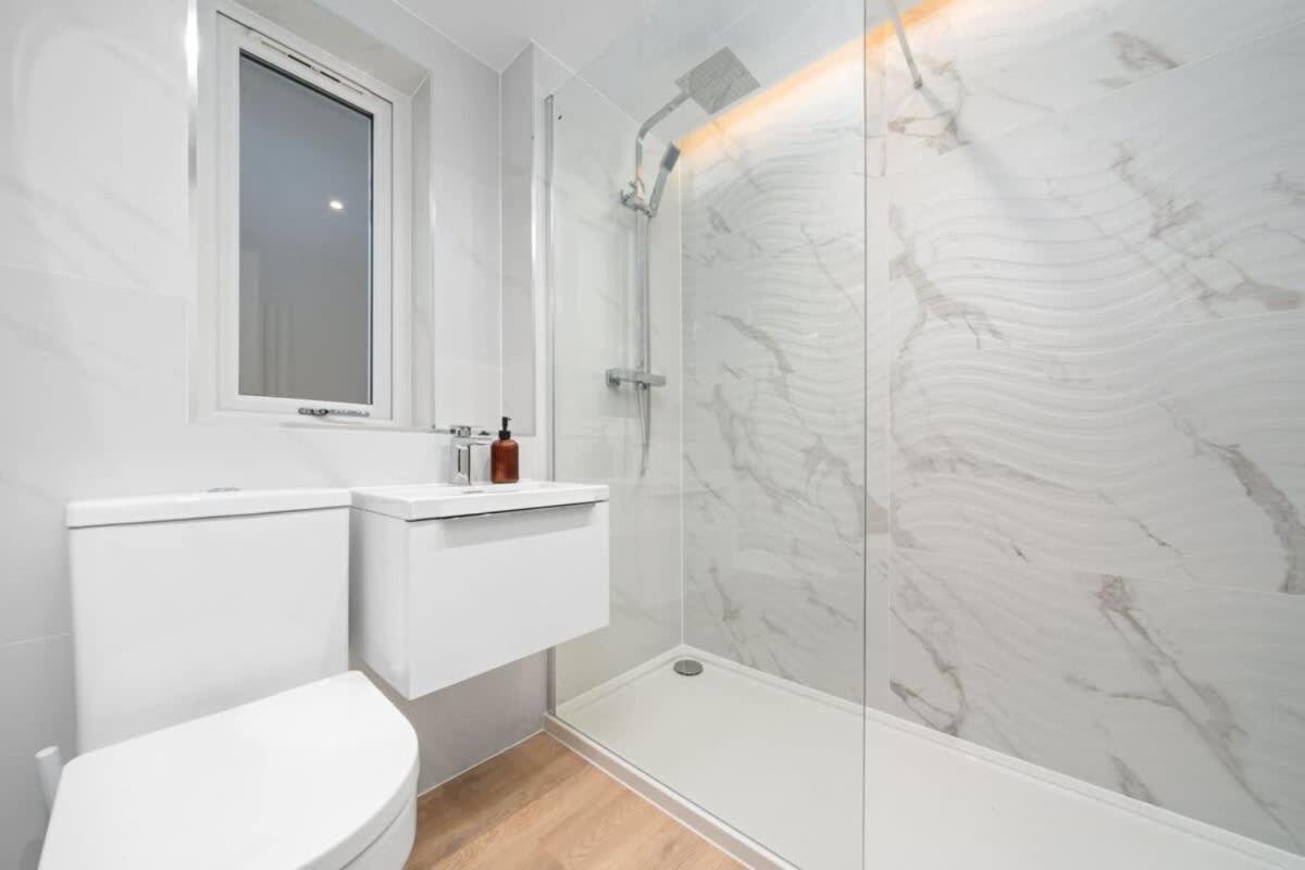 Stylish 2 Bed With Parking * Glasgow