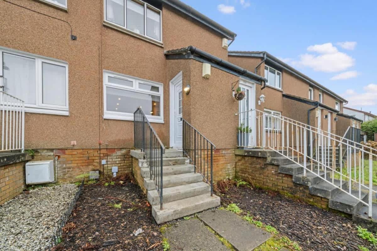 Stylish 2 Bed With Parking Apartment