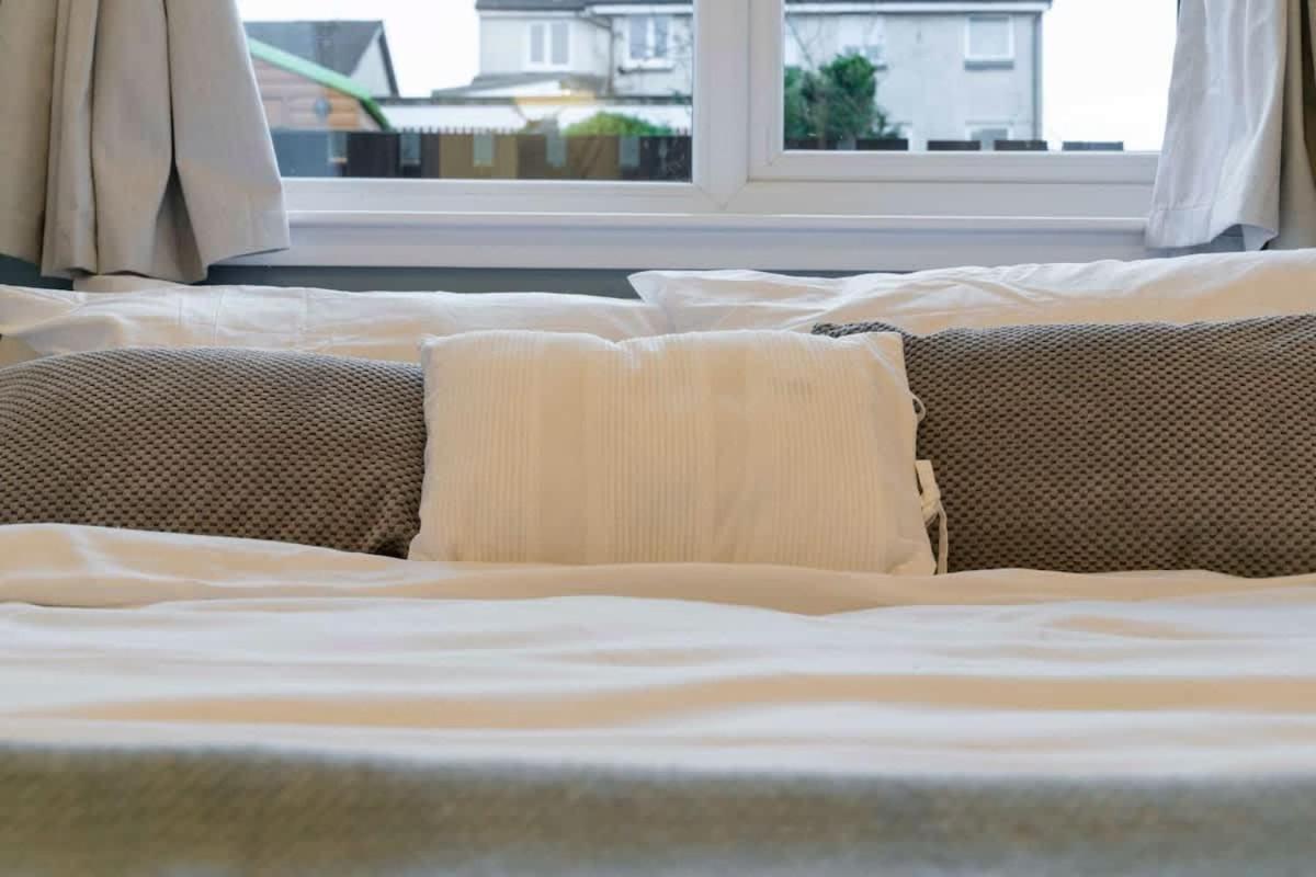 Stylish 2 Bed With Parking Apartment *