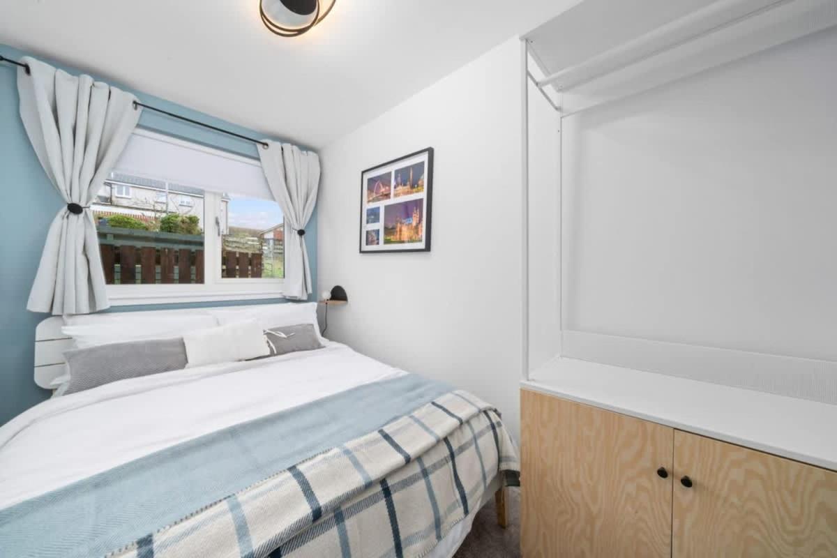 Stylish 2 Bed With Parking Apartment *