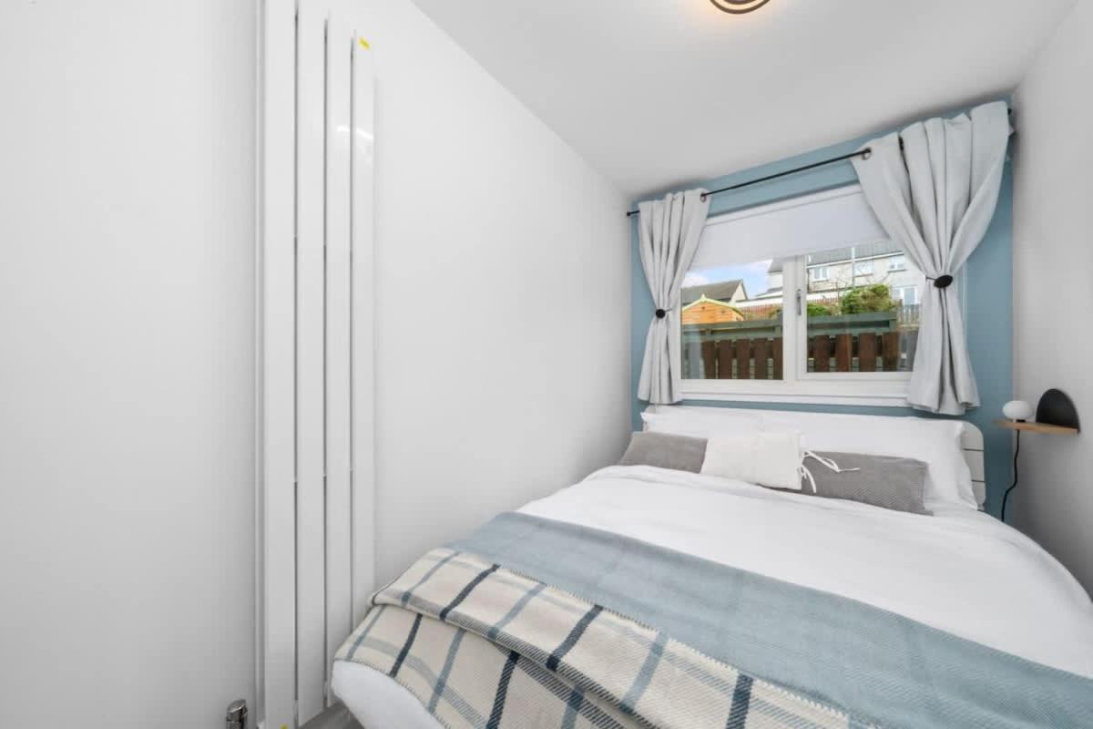 Stylish 2 Bed With Parking Apartment *