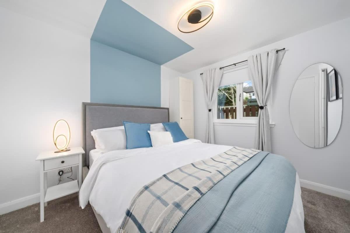 Stylish 2 Bed With Parking *