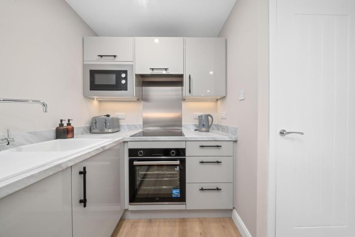 Stylish 2 Bed With Parking Apartment