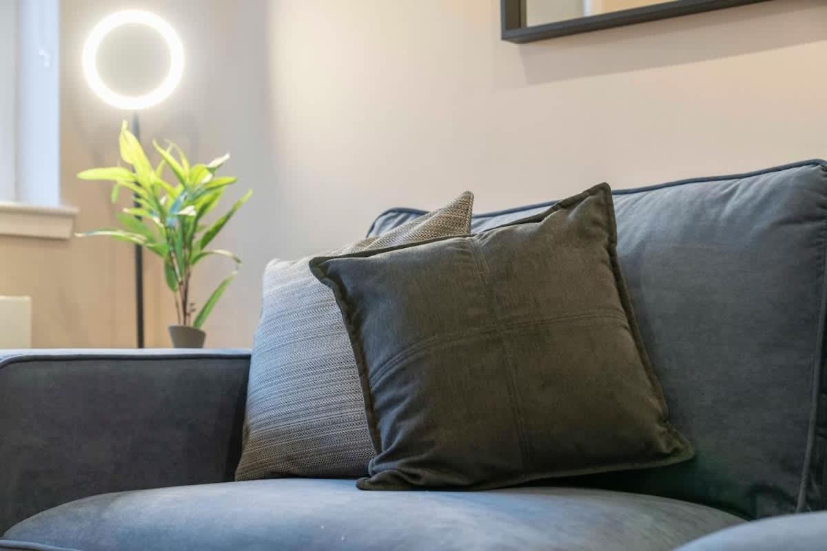 Stylish 2 Bed With Parking Apartment *