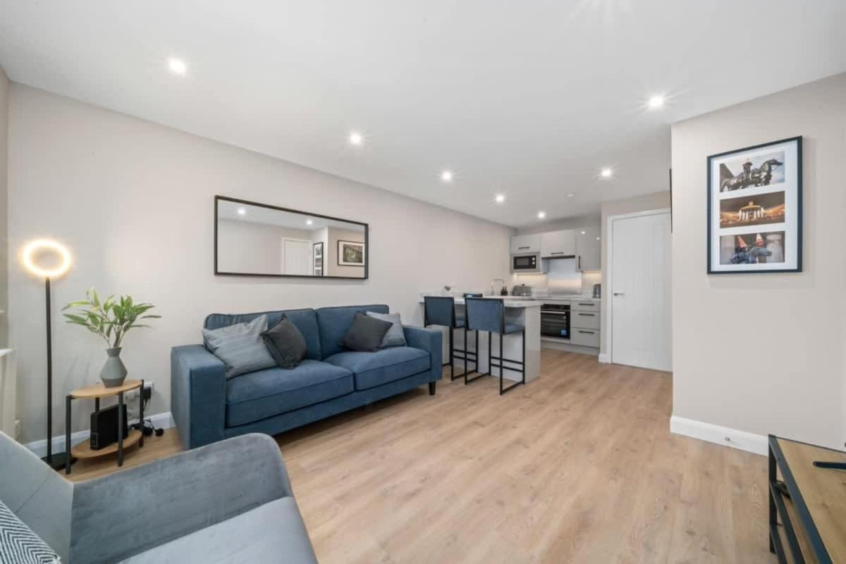 Stylish 2 Bed With Parking *