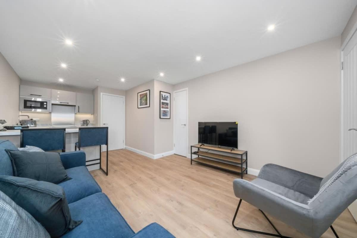 Stylish 2 Bed With Parking Apartment