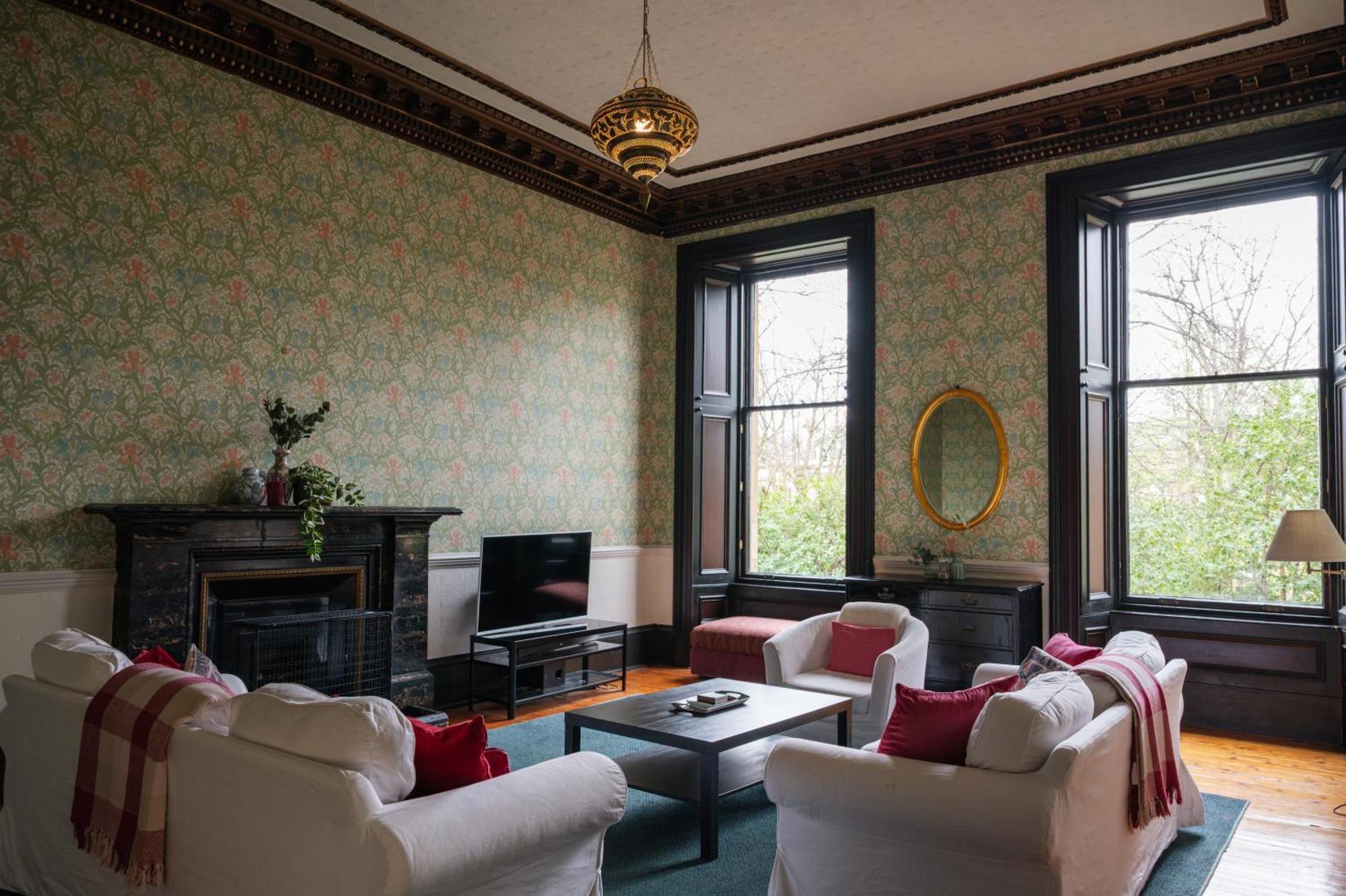 7 Crown Gardens * Glasgow