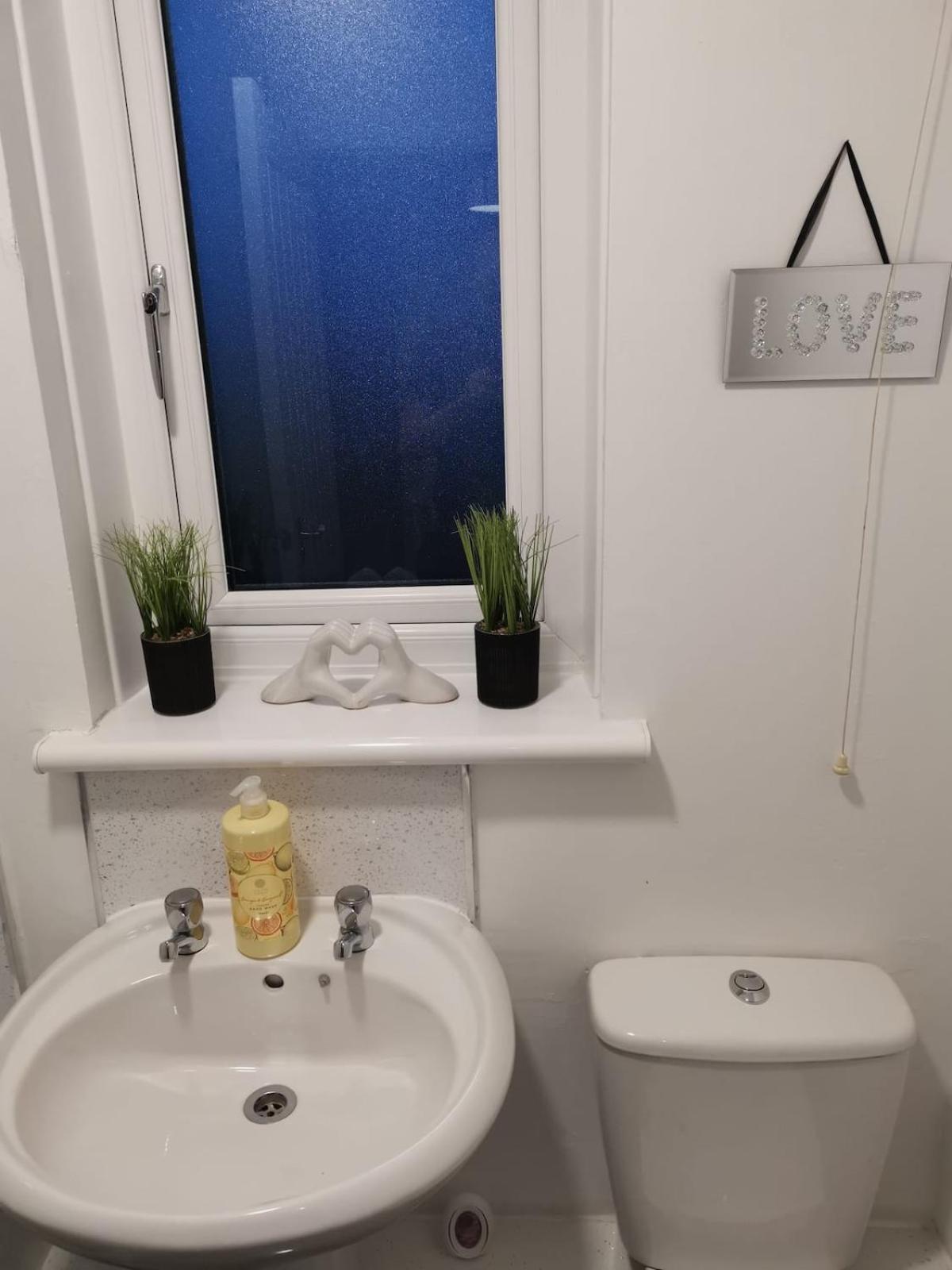 Glasgow, Comfy 2 Bed With Parking Holiday home